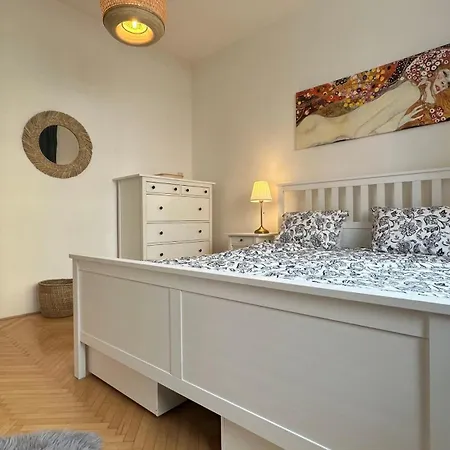 Apartmán S Balkonem U Parku & 15 Minut Do Centra